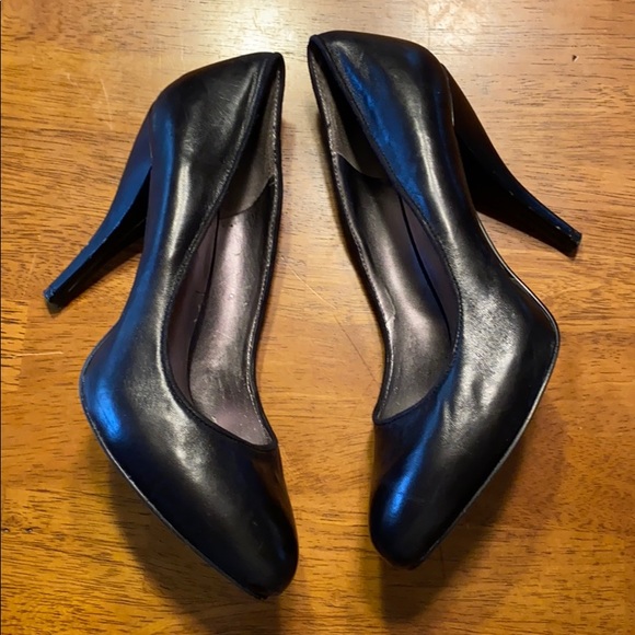 Black Leather Nine West Round Toe Pump - Picture 6 of 8